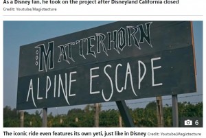 看板もディズニーランドにありそうな雰囲気（画像は『The Sun　2020年11月10日付「RIDE ON Disneyland mega fan builds replica of Matterhorn rollercoaster in garden in lockdown - and it’s incredible」（Credit: Youtube/Magictecture）』のスクリーンショット）