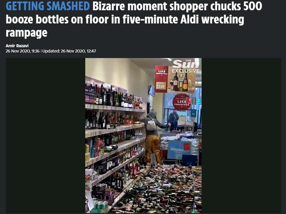 酒瓶を次々と床に落として割っていく女（画像は『The Sun　2020年11月26日付「GETTING SMASHED Bizarre moment shopper chucks 500 booze bottles on floor in five-minute Aldi wrecking rampage」』のスクリーンショット）