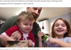 思わず笑い出すデラニーちゃん（画像は『KATU ABC 2　2020年11月26日付「Beaverton dad goes viral after dancing in background of daughter’s video」（Video courtesy of Jennifer Jones）』のスクリーンショット）