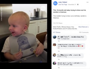 火が消えたのを見て満足そうなテオ君（画像は『USA TODAY　2020年11月22日付Facebook「This 18-month-old baby trying to blow out his candle is hilarious」』のスクリーンショット）