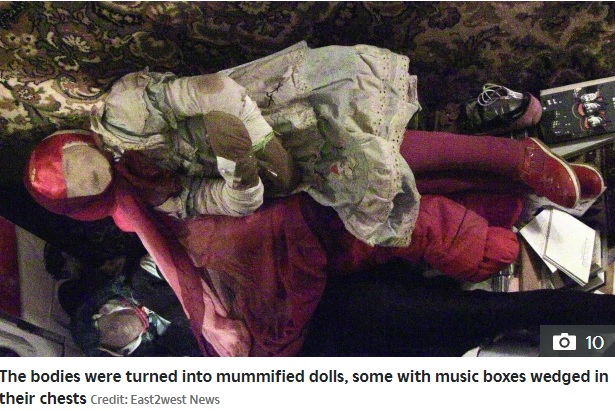 ミイラ化した遺体には人形のように服が着せられていた（画像は『The Sun　2020年11月2日付「DOLLS OF DEATH Twisted grave robber who stole corpses of 29 girls and dressed them up like dolls refuses to apologise to their parents」（Credit: East2west News）』のスクリーンショット）