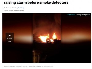 遠方から捉えた火災の様子（画像は『ABC News　2020年11月4日付「Parrot saves owner from Brisbane house fire by raising alarm before smoke detectors」』のスクリーンショット）