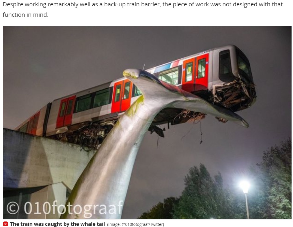 クジラの尻尾の像に乗り上げて奇跡に停車した車両（画像は『Mirror　2020年11月2日付「Metro train left hanging over 30ft drop after crashing off tracks - and landing on art」（Image: ＠010fotograaf/Twitter）』のスクリーンショット）