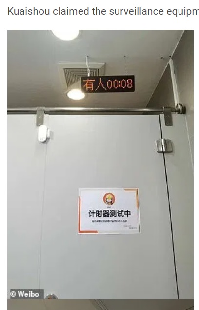 「試験中」の貼り紙があり、タイマーが設置されたトイレの個室（画像は『WhatsNew2Day　2020年11月2日付「Chinese tech company has been accused of ‘checking employees’ toilet breaks’ with timers」（Weibo）』のスクリーンショット）