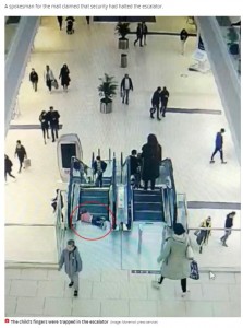 上りエスカレーターの降り口で転んでしまった女児（画像は『Mirror　2020年11月17日付「Terrified toddler’s fingers trapped in escalator as dozens of shoppers rush to help her」（Image: Moremoll press service）』のスクリーンショット）