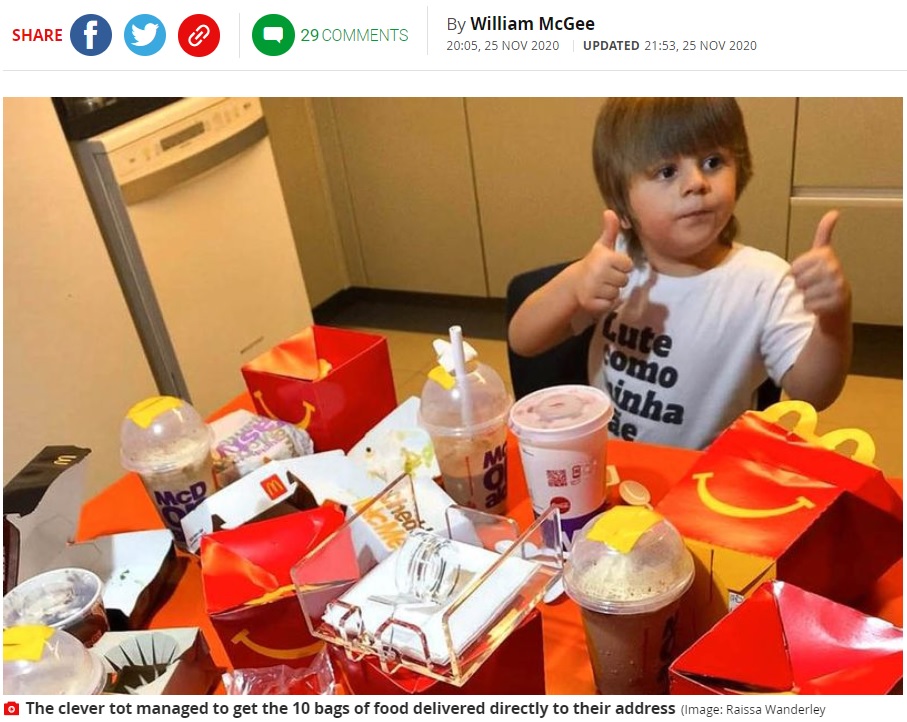 テーブルいっぱいのマクドナルド商品に大満足の男児（画像は『Mirror　2020年11月25日付「Hungry boy, 3, orders ￡55 McDonald’s feast through app using mum’s mobile phone」（Image: Raissa Wanderley Andrade/Newsflash）』のスクリーンショット）