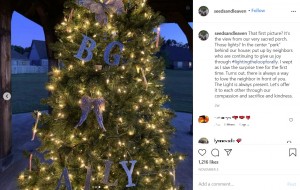 自宅裏の広場に飾られたクリスマスツリー（画像は『Morgan Cheek　2020年11月5日付Instagram「That first picture?」』のスクリーンショット）