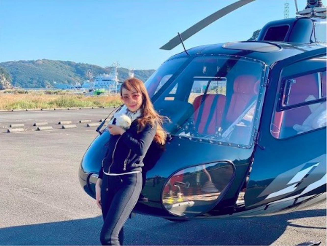 ヒヨコとともにヘリコプターに乗り込んだ神田うの（画像は『Uno Kanda　2020年11月17日付Instagram「我が家のヒヨコちゃん達を乗せて下田の農園へ行って参りました」』のスクリーンショット）