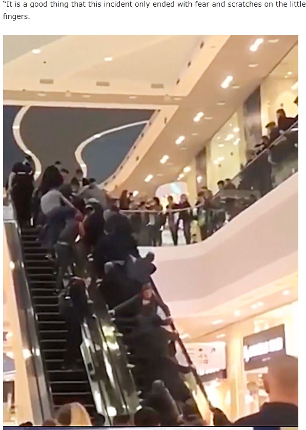 女児をいち早く助けるため、エスカレーターを逆向きに動かす買い物客ら（画像は『Thakoni　2020年11月17日付「Toddler’s fingers trapped in escalator as dozens of shoppers rush to help her」』のスクリーンショット）