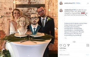ちょっと変わったウェディングケーキも（画像は『Natalie Sideserf　2019年7月2日付Instagram「Bust cakes for your wedding in NYC?」』のスクリーンショット）