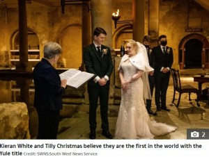結婚式の様子（画像は『The Sun　2020年11月4日付「MERRY MATRIMONY Newlywed couple unite surnames to become Mr and Mrs White-Christmas」（Credit: SWNS:South West News Service）』のスクリーンショット）