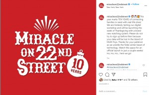 今年で活動10年目を迎える非営利団体「Miracle On 22nd Street」（画像は『Miracle On 22nd Street　2020年11月6日付Instagram「This year marks TEN YEARS of connecting families in need with real-life elves!」』のスクリーンショット）