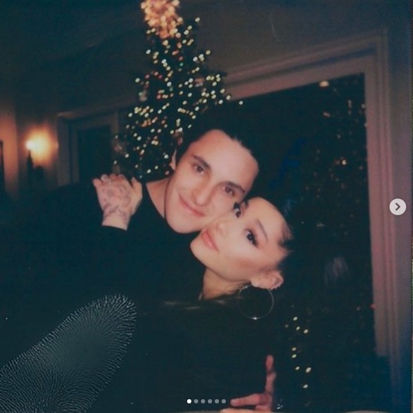 婚約者ダルトン・ゴメスさんに頬を寄せるアリアナ（画像は『Ariana Grande　2020年12月26日付Instagram「merry」』のスクリーンショット）