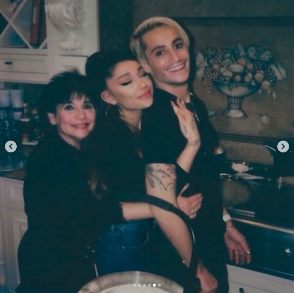 母ジョアンさん、兄フランキーさんと（画像は『Ariana Grande　2020年12月26日付Instagram「merry」』のスクリーンショット）
