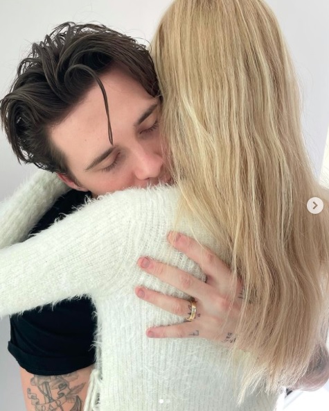 結婚生活に向けて歩み出したブルックリン＆ニコラ（画像は『brooklynbeckham　2020年12月10日付Instagram「Who do you miss hugging ?」』のスクリーンショット）