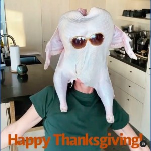 体を張ってファンサービスをするコートニー（画像は『Courteney Cox　2020年11月26日付Instagram「Happy Thanksgiving xoxo」』のスクリーンショット）