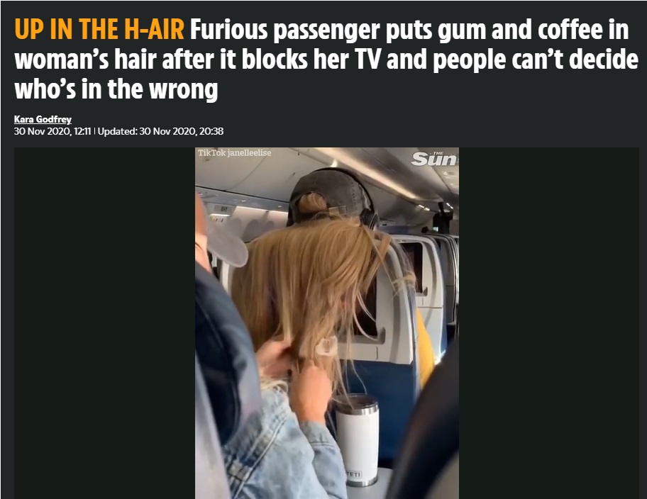 非常識な前方席の女性の髪に制裁を加える（画像は『The Sun　2020年11月30日付「UP IN THE H-AIR Furious passenger puts gum and coffee in woman’s hair after it blocks her TV and people can’t decide who’s in the wrong」』のスクリーンショット）