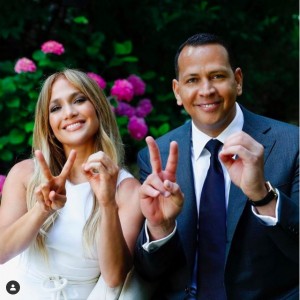 ジェニファー＆アレックス、結婚そのものも白紙か？（画像は『Jennifer Lopez　2020年6月30日付Instagram「Class of 2020!」』のスクリーンショット）