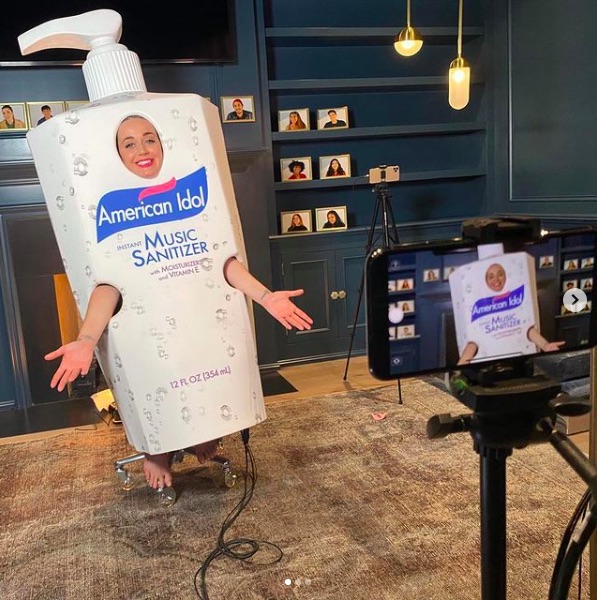 4月には巨大な手の消毒剤ボトルに仮装（画像は『KATY PERRY　2020年4月26日付Instagram「Welcome to my home studio!」』のスクリーンショット）