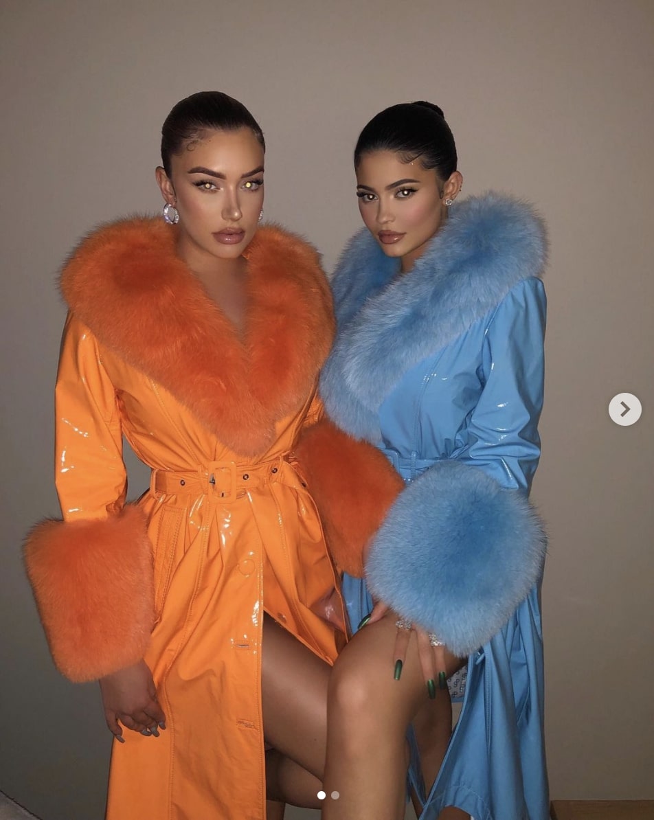 キツネの毛皮付きコートで双子コーデを披露したアナスタシアとカイリー（画像は『Kylie　2019年12月28日付Instagram「2020 energy」』のスクリーンショット）