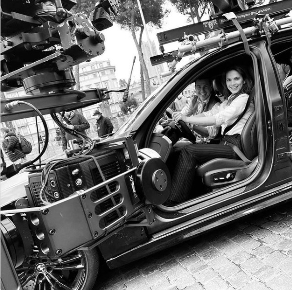 ヨーロッパで撮影するトムと女優ヘイリー・アトウェル（画像は『Mission: Impossible　2020年12月1日付Instagram「＠wellhayley’s new driving instructor ＠tomcruise.」』のスクリーンショット）
