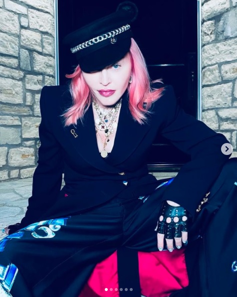 人生初のタトゥーを手首に入れたマドンナ（画像は『Madonna　2020年12月4日付Instagram「Get dressed up.」』のスクリーンショット）
