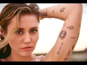 腕の内側には動物柄など多数のタトゥーが（画像は『Miley Cyrus　2019年2月21日付Instagram「＠vanityfair link in bio」』のスクリーンショット）