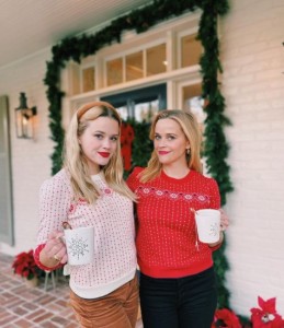 「まるで双子」のリース（右）とエイヴァさん（画像は『Reese Witherspoon　2020年12月7日付Instagram「Ok. It’s true that I had to beg her to wear a matching Holiday sweater....」』のスクリーンショット）