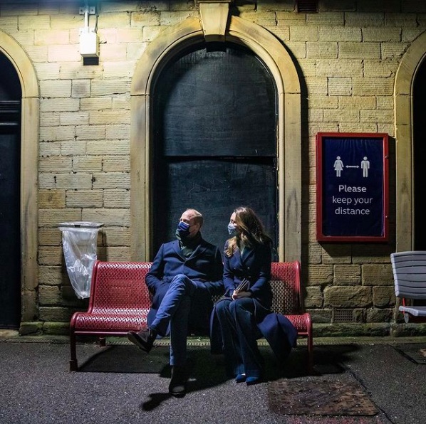 ウェストヨークシャー、バトリーで電車を待つウィリアム王子夫妻（画像は『Duke and Duchess of Cambridge　2020年12月7日付Instagram「Where to next?」』のスクリーンショット）