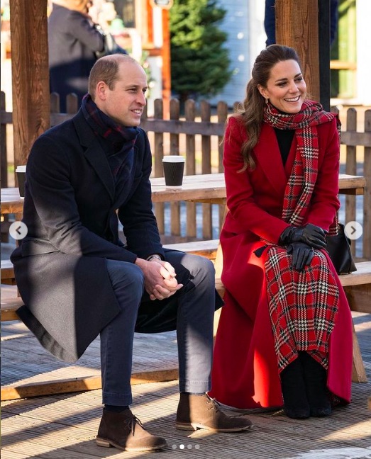 クリスマスムードを盛り上げるキャサリン妃のファッション（画像は『Duke and Duchess of Cambridge　2020年12月8日付Instagram「＃RoyalTrainTour day 2, first stop: Cardiff」』のスクリーンショット）