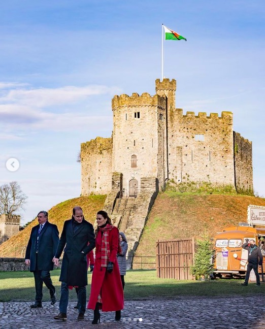 8日にまず訪れたのはカーディフ城（画像は『Duke and Duchess of Cambridge　2020年12月8日付Instagram「＃RoyalTrainTour day 2, first stop: Cardiff」』のスクリーンショット）