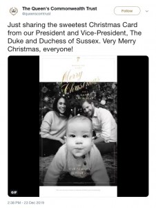 アーチーくんが主役だった昨年のクリスマスカード（画像は『The Queen’s Commonwealth Trust　2019年12月23日付Twitter「Just sharing the sweetest Christmas Card from our President and Vice-President, The Duke and Duchess of Sussex.」』のスクリーンショット）