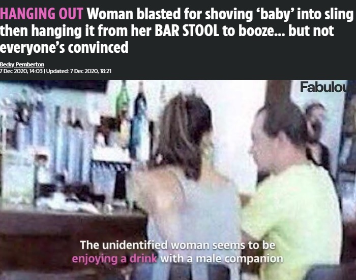 バーで男性と一緒に過ごす母親とみられる女性（画像は『The Sun　2020年12月7日付「HANGING OUT Woman blasted for shoving ‘baby’ into sling then hanging it from her BAR STOOL to booze… but not everyone’s convinced」（Credit: Reddit）』のスクリーンショット）