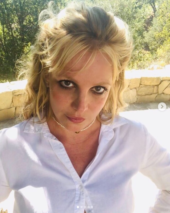 ブリトニー、自分の誕生日を間違えた？（画像は『Britney Spears　2020年11月18日付Instagram「Yes .... that’s me at the end fixing my hair .....」』のスクリーンショット）