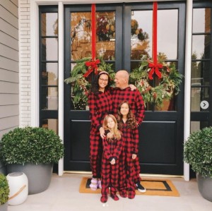 【イタすぎるセレブ達】ブルース・ウィリス一家のクリスマスショットが素敵　お揃いのパジャマは元妻デミ・ムーアが用意したもの
