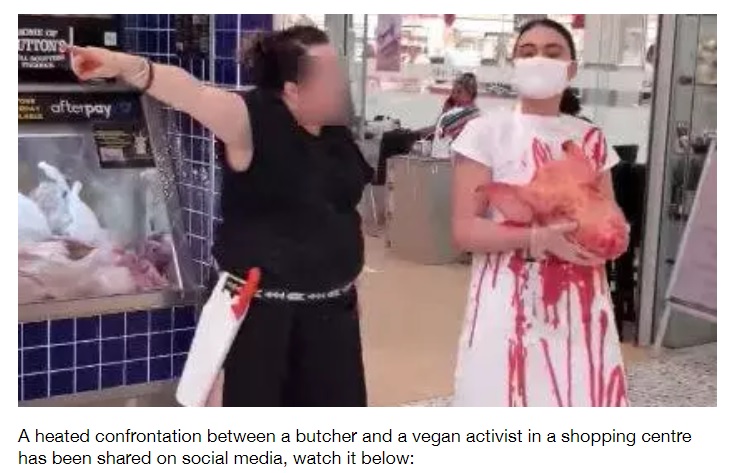 大きな豚の頭を抱えて店先で抗議活動するタッシュさん（画像は『LADbible　2020年12月24日付「Butcher Faces Off Against Vegan Activist Holding Pig’s Head In Shopping Centre」』のスクリーンショット）