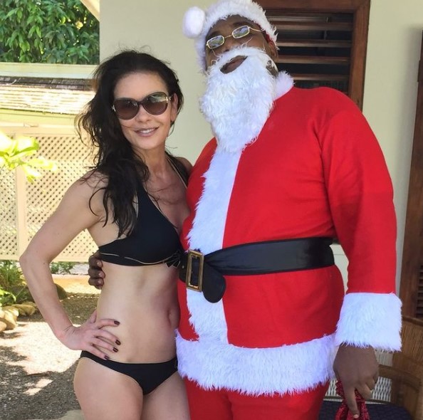 水着姿のキャサリン、「サンタが羨ましい」の声も（画像は『Catherine Zeta-Jones　2020年12月25日付Instagram「Last year in Bermuda I was caught shamelessly kissing Santa Claus in my bikini, totally bummed that this year he didn’t show up.」』のスクリーンショット）