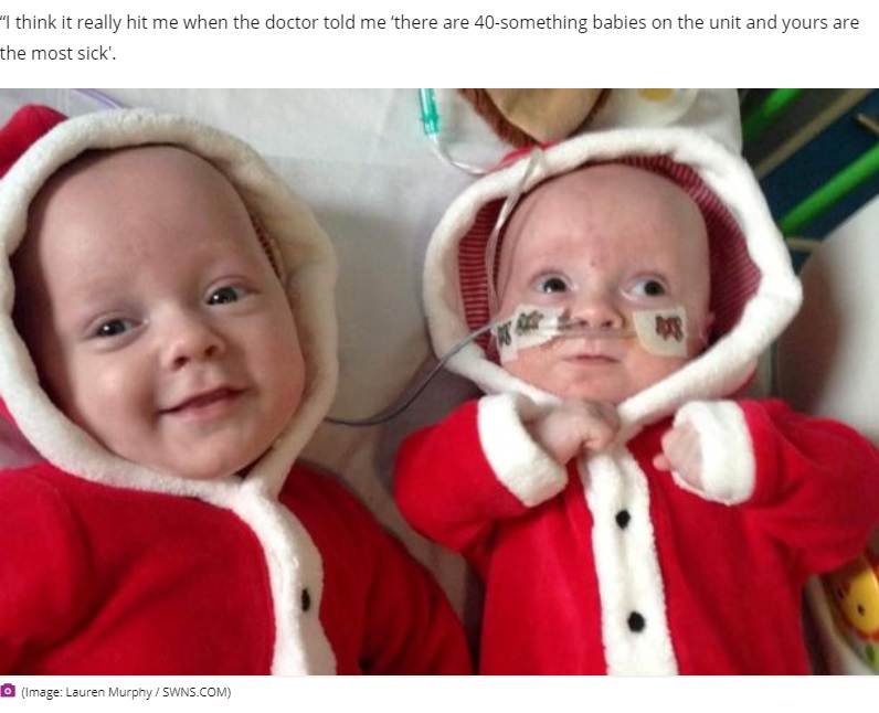 男児の一方は大きさが半分ほどだった双子（画像は『Birmingham Mail　2020年12月2日付「Twins born with a rare condition which makes one DOUBLE the size of the other」（Image: Lauren Murphy / SWNS.COM）』のスクリーンショット）