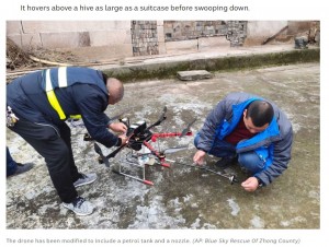 長いノズルやガソリンタンクなどが備え付けられたドローン（画像は『ABC News　2020年12月13日付「Chinese volunteers use flamethrower drone to eradicate wasp nests in village near Chongqing」（AP: Blue Sky Rescue Of Zhong County）』のスクリーンショット）