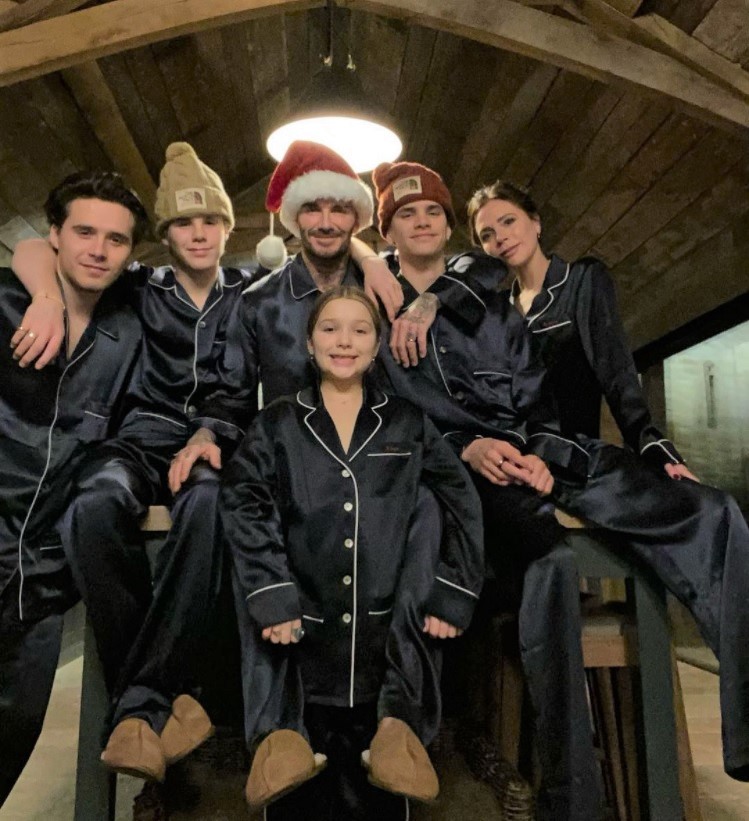 ベッカム一家、クリスマスはお揃いのパジャマで（画像は『David Beckham　2020年12月25日付Instagram「Special moments together as a family」』のスクリーンショット）