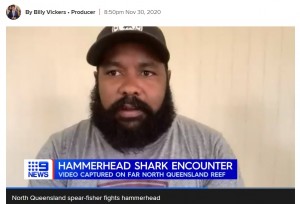 インタビューで衝撃の体験を明かしたディオンさん（画像は『9News　2020年11月30日付「Diver fights off hammerhead shark with camera on Queensland reef」』のスクリーンショット）