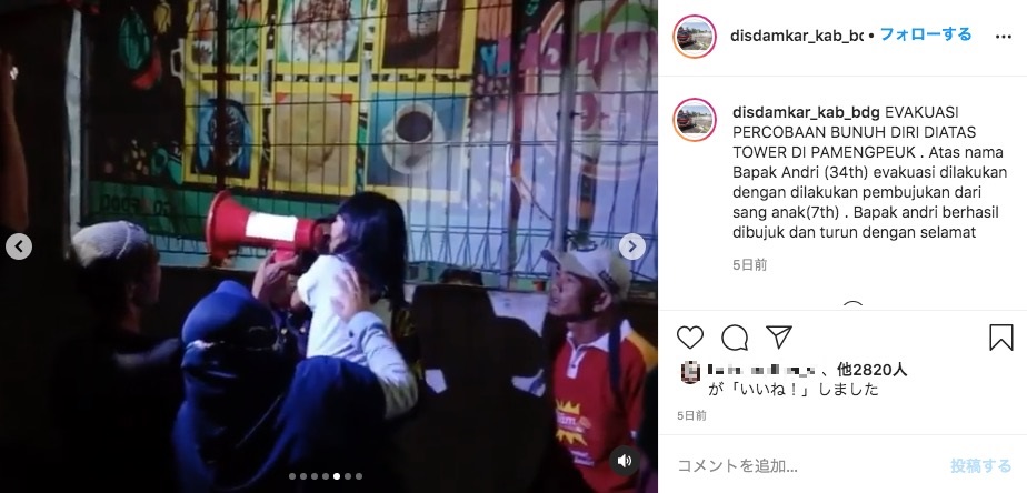自殺しようとする父親を説得する息子（画像は『DISDAMKAR KAB.BDG　2020年12月24日付Instagram「EVAKUASI PERCOBAAN BUNUH DIRI DIATAS TOWER DI PAMENGPEUK .」』のスクリーンショット）