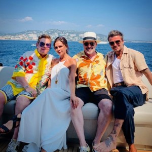 昨年のバカンスにて、エルトン・ジョンとパートナー、デヴィッド・ベッカム夫妻（画像は『Elton John　2019年8月26日付Instagram「Summer bliss」』のスクリーンショット）
