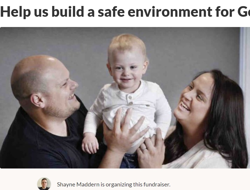 「できるだけ普通に育てたい」と語る両親とジョージ君（画像は『GoFundMe　2020年10月23日付「Help us build a safe environment for George」』のスクリーンショット）