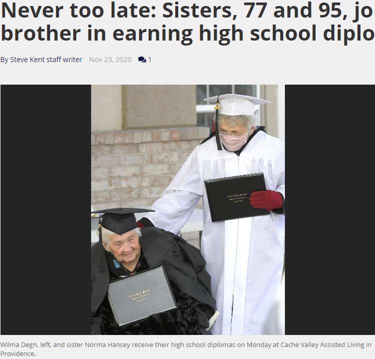 卒業証書を手にする95歳の姉（左）と77歳の妹（画像は『The Herald Journal　2020年11月23日付「Never too late: Sisters, 77 and 95, join 92-year-old brother in earning high school diplomas in 2020」（Eli Lucero/Herald Journal）』のスクリーンショット）