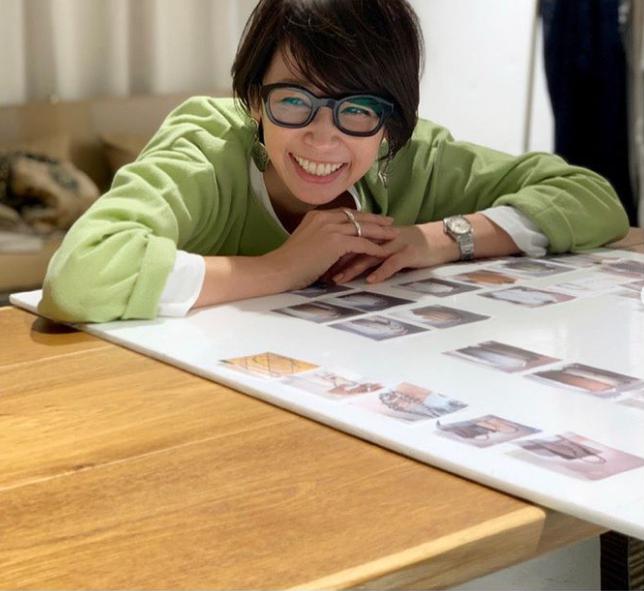 メガネ姿の辺見えみり（画像は『EMIRI HENMI　2020年10月9日付Instagram「でかメガネな人」』のスクリーンショット）