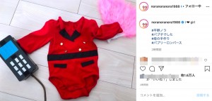 “バブ子”の真っ赤なロンパース（画像は『平野ノラ Nora Hirano　2020年12月19日付Instagram「I girl」』のスクリーショット）