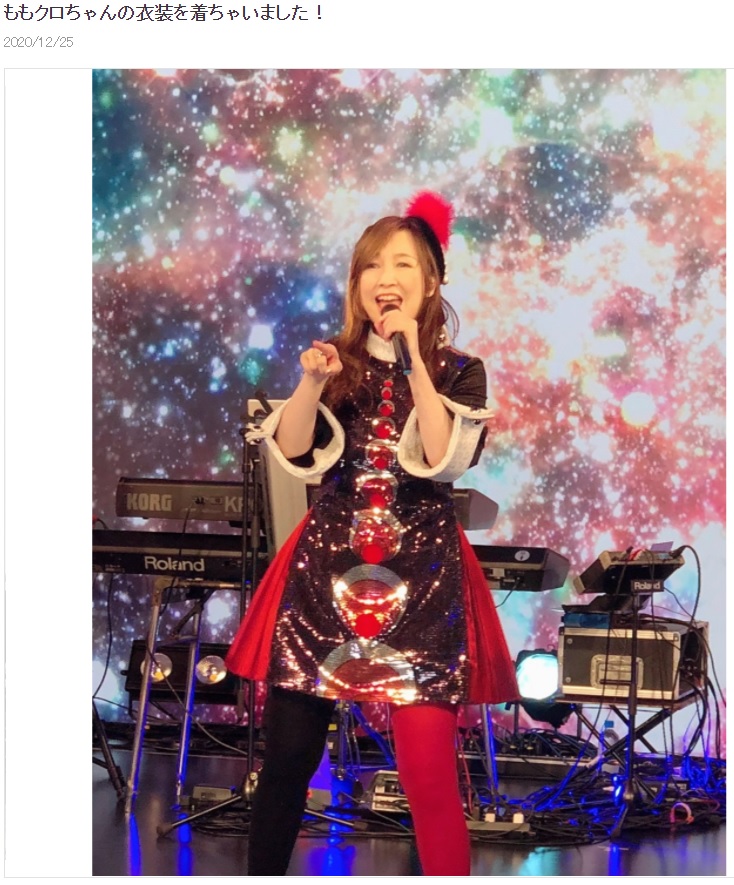 ももクロ・百田夏菜子の衣装を着た森口博子（画像は『森口博子　2020年12月25日付オフィシャルブログ「ももクロちゃんの衣装を着ちゃいました！」』のスクリーンショット）