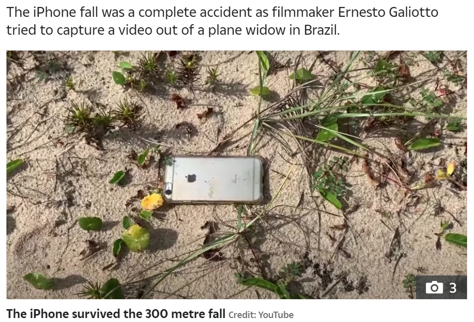 奇跡的に柔らかい砂の上に落ちたiPhone（画像は『The Sun　2020年12月16日付「DROP TEST Man’s iPhone survives huge drop from plane - and records its terrifying plunge to Earth」（Credit: YouTube）』のスクリーンショット）