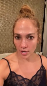 美肌を保つ秘訣を明かしたジェニファー（画像は『JLO BEAUTY　2020年12月3日付Instagram「THIS IS JLO BEAUTY」』のスクリーンショット